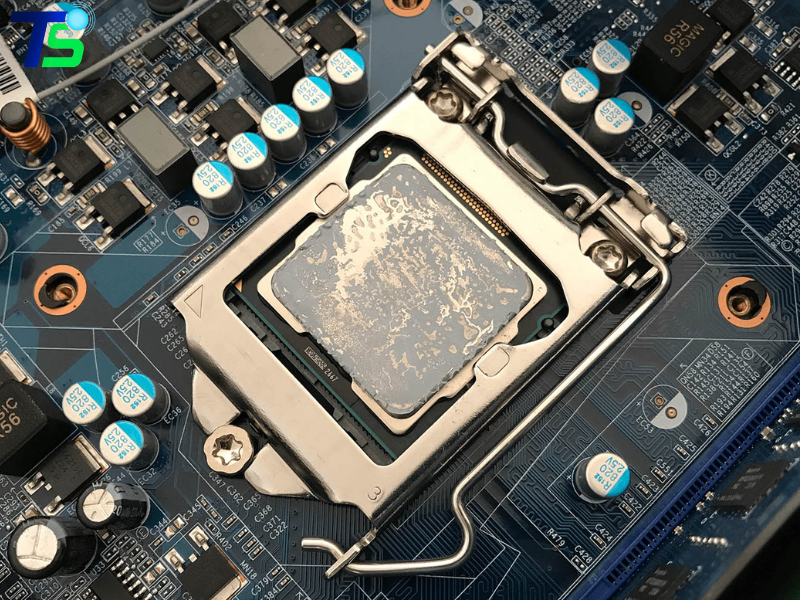 Lắp máy tính cấu hình cao tại Đà Nẵng 2026: chọn linh kiện nào? 1 Ảnh minh họa CPU lắp trên bo mạch chủ khi chọn linh kiện máy tính tại Đà Nẵng